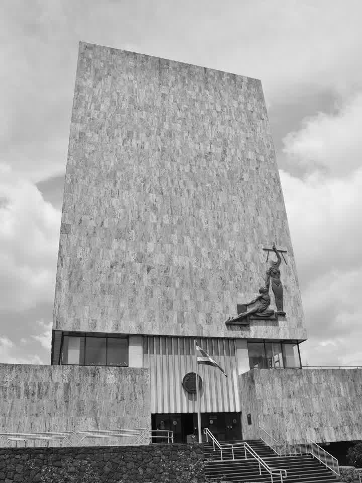 Fachada de la Corte Suprema de Justicia en San José, bloque de piedra con un relieve escultórico