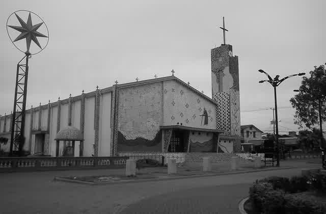 Iglesia de Cañas, con mosaico en la fachada